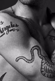 Татуировкасы бойынша халықаралық жұлдыз Адам Левиннің қолтық жолбарысы және ағылшын татуировкасы суреттері
