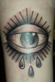 Момиче за татуировки на очите, разкъсване на очите татуировка на ръката