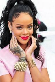 Rihanna hand tattoo ster hand op zwarte totem tattoo foto
