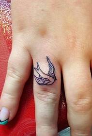 Pola tato mini kecil segar pada sendi jari perempuan