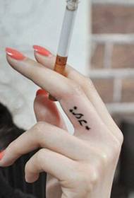 Klein tatoeëring op die vinger