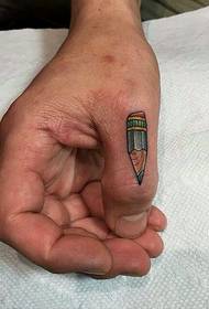 Tatuaggio con matita a pollice