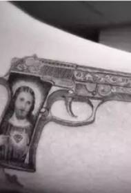 Quan Zhilong tetováláscsillagos pisztolyának vázlata a fegyveres tetoválásról