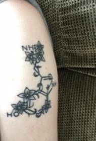 ქიმიური ელემენტი tattoo გოგონა ყვავილი მკლავზე და ქიმიური ელემენტის tattoo სურათზე