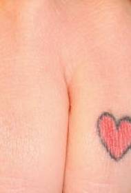 Wzór tatuażu proste czerwone serce palec