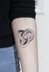 Tattoo Simple - Kesayetiyê li ser milê çermê hêsan vedigire