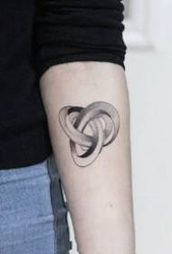Tatuaggio semplice: la personalità si adatta al semplice tatuaggio sul braccio