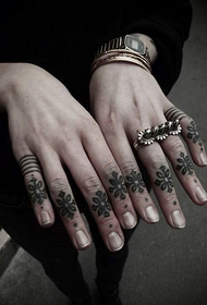готина снимка за татуировка на пръст на китайски възел
