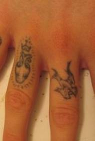 Prst minimalističke crne slike s malim znakom tetovaže za potkove