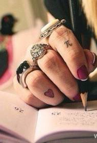 bir parmak aşk mektubu dövme deseni