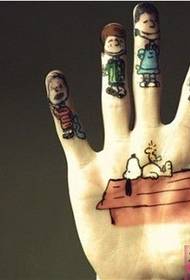 Mies sormi söpö sarjakuvahahmo tatuointi