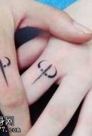 Patrón de tatuaje de hermosa pareja fresca de dedo