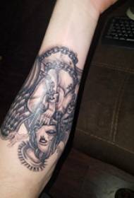 Tatuaggio braccio angelo custode ragazza sul tatuaggio grigio scuro foto tatuaggio angelo custode