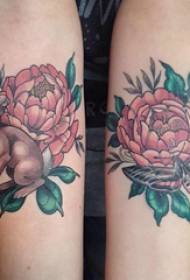 Patrón de tatuaje brazo de niña de las flores en la imagen de tatuaje de flor y conejo