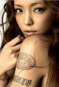 نجمة الوشم Amuro Namie arm على صورة ختم وشم أسود