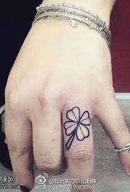 Modello di tatuaggio delicato quadrifoglio a dito di bellezza