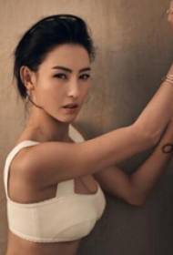 Geometría das estrelas do tatuaje de Cecilia Cheung na tatuaxe xeométrica negra