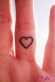 Fată cu deget în formă de inimă tatuaj model