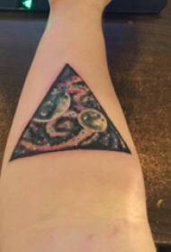 Illustrazione del tatuaggio del triangolo Braccio del ragazzo sull'immagine del tatuaggio del cielo stellato del triangolo