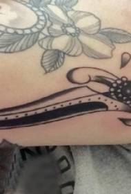 腕の短剣と花のタトゥーの写真にヨーロッパとアメリカの短剣のタトゥーの女の子