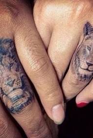 Pár ujját a fekete vázlat állati oroszlán fej tetoválás képe