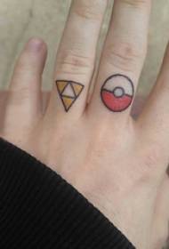 Dito dello studente maschio del tatuaggio minimalista dito sul triangolo e l'immagine rotonda del tatuaggio