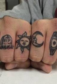 Мини-татуировка Студент палец на черном Мини-татуировка Изображение