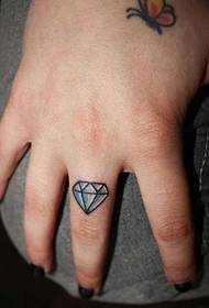 Lijepa i zgodna mala dijamantna tetovaža na prstu