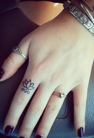 Patrón de tatuaje de loto simple lindo dedo