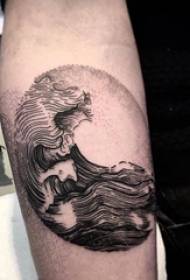 Tetoválás fekete férfi hallgató karja fekete spray tetoválás kép