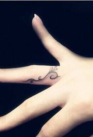 Flicka finger vackert mönster varm tatuering bild bild