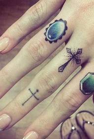 Prst tetovaža križ dragulja tetovaža uzorak umjetnička slika