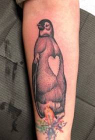 Rankos tatuiruotės medžiagos mergaitės rankos ant kompaso ir pingvinų tatuiruotės paveikslėlis