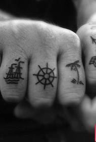 Un semplice set di immagini di tatuaggi a timone a forma di freccia