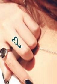 Dedos de las niñas frescas y hermosas fotos de tatuajes de tótem en forma de corazón