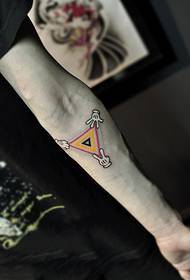 Immagine creativa del tatuaggio del braccio del dito del triangolo