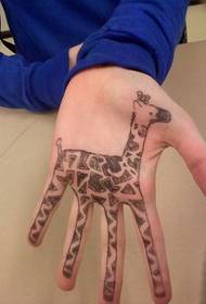 長頸鹿在手掌上的紋身