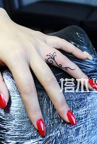 Tatuagem de linha bonita de dedo de menina