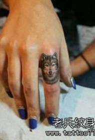 一组超有难度的狼头手指纹身图案作品图片