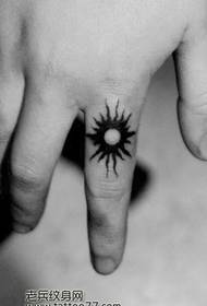 un disegno del tatuaggio del sole totem dito