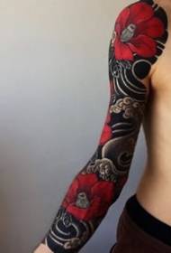 Cvetlična roka v tradicionalnem slogu - 17 modelov tetovaže za velike rože v tradicionalnem slogu