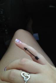 Padrão de tatuagem pequena seta no dedo da menina