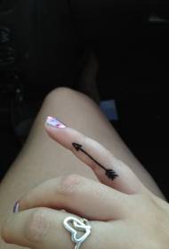 Modello di tatuaggio piccola freccia sul dito ragazza