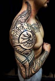 Cilts totem tetovējuma ģeometriskā un vīriešu cilts totem tetovējuma līniju kombinācija