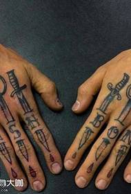 Modello di tatuaggio con spada a dito