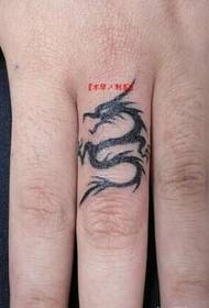 Finger melko yksinkertainen lohikäärmehahmo tatuointikuva