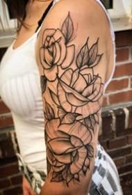 18 pezzi di tatuaggi di fiori grigi neri nantu à u bracciu