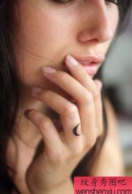 un modello di tatuaggio con una luna fresca e un dito