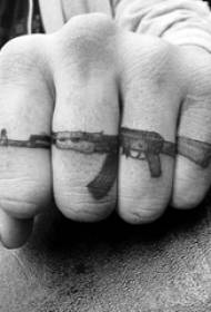 Jongen vinger op zwart grijs punt tattoo geometrische lijn machinegeweer tattoo foto