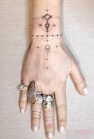 Egy sor fekete-fehér egyszerű személyiség vonal tetoválás egy sor ujját